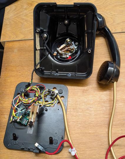 Aufgeschraubtes Wählscheibentelefon